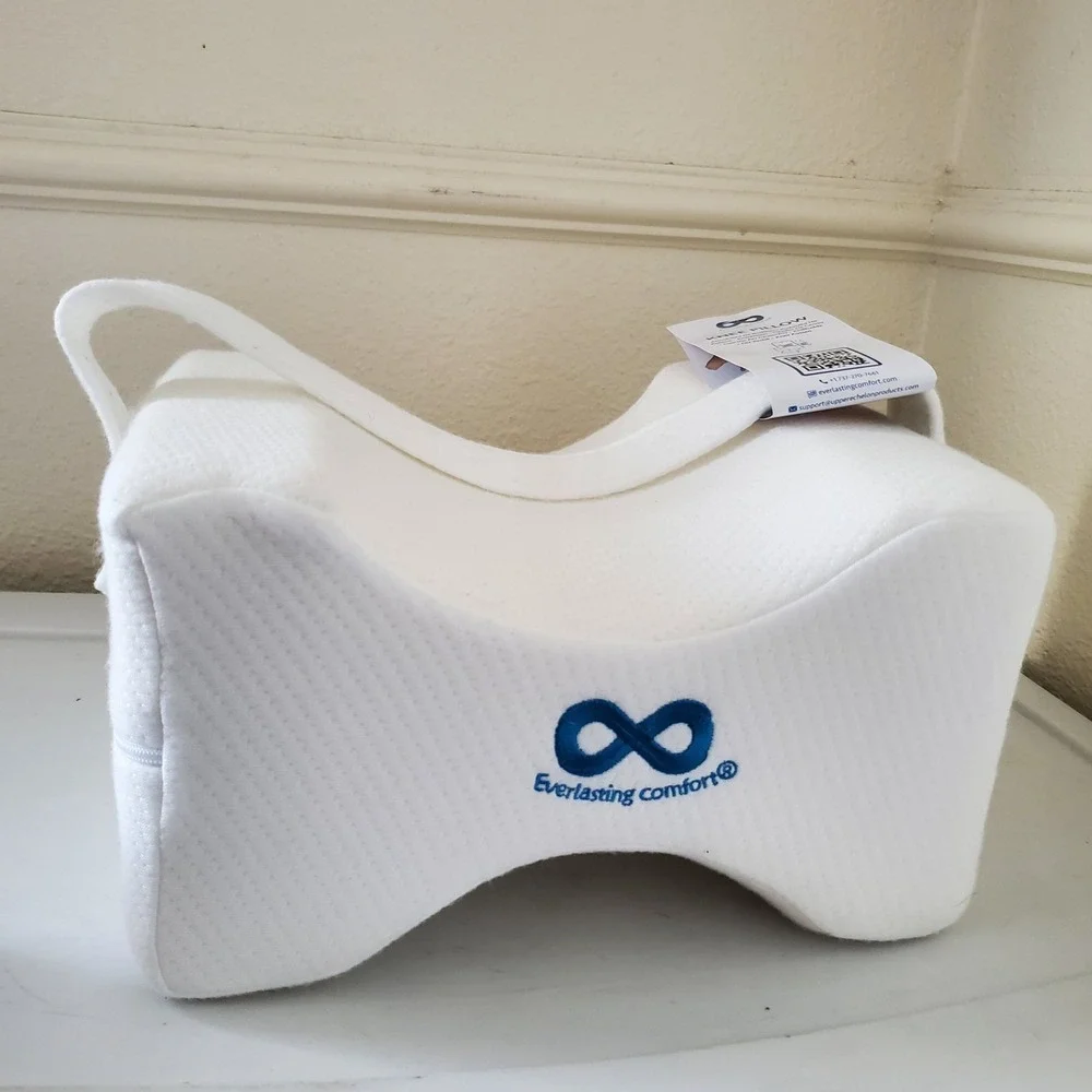 Everlasting Comfort Memory Foam Knee Pillow for Side Sleepers White with Strap
